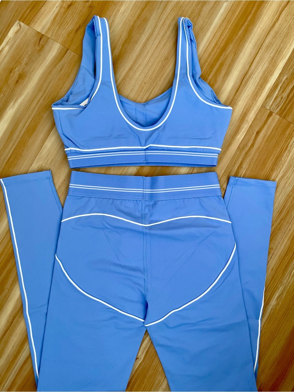ALO Yoga Women’s Blue Sports Bra & Leggings Set with White Piping - Picture 4 of 4
